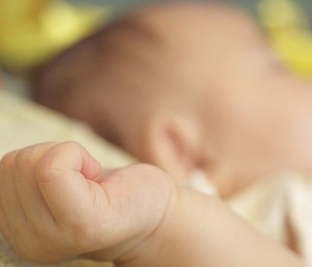 Neonato morto dopo il parto nello studio di un'ostetrica: tragedia per una coppia savonese