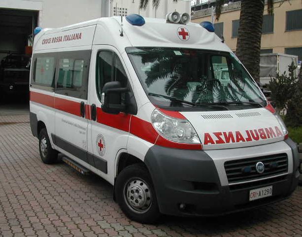 Stella, esplosione in una casa in località Rocca: soccorsi mobilitati, un ferito