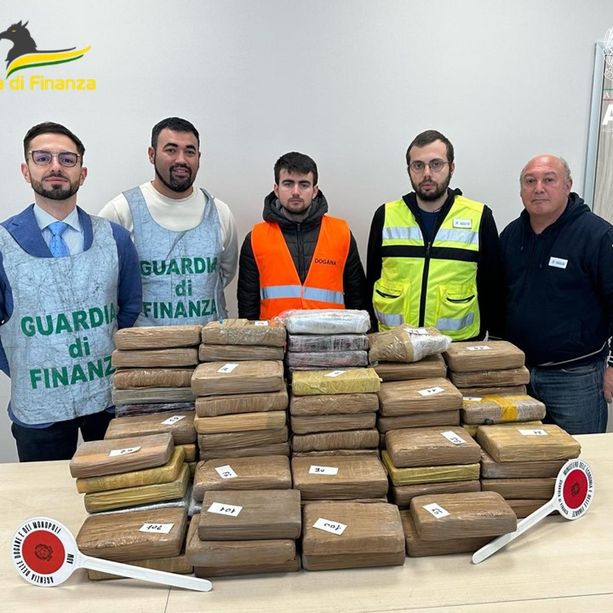 116 kg di cocaina nascosta tra i sacchi di caffè, maxi sequestro nell'interporto di Vado Ligure