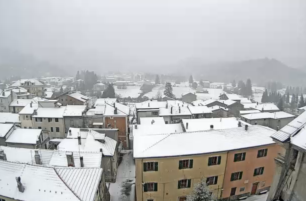 Ecco la neve in Val Bormida: la dama bianca copre tetti e campi