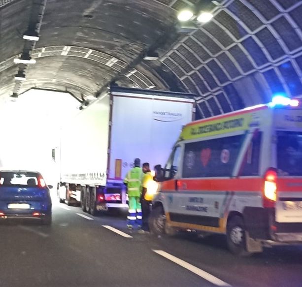 A10, incidente in galleria tra Spotorno e Feglino: scontro camion-auto, traffico in tilt (FOTO)