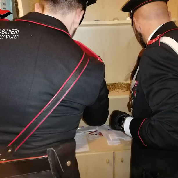 Blitz in una casa a Borgio Verezzi: carabinieri sequestrano droga, 2 denunciati e 3 segnalati alla Prefettura
