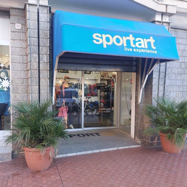 Savona, sfondano la vetrina con un'auto e rubano piumini e zaini: furto da SportArt in via Trilussa