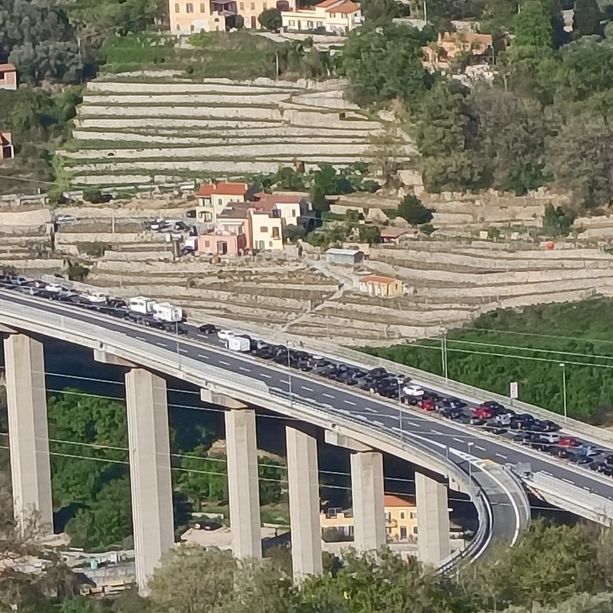 Rientro da incubo dopo le festività: incidente sulla A10 tra Feglino e Spotorno, autostrada chiusa e traffico in tilt