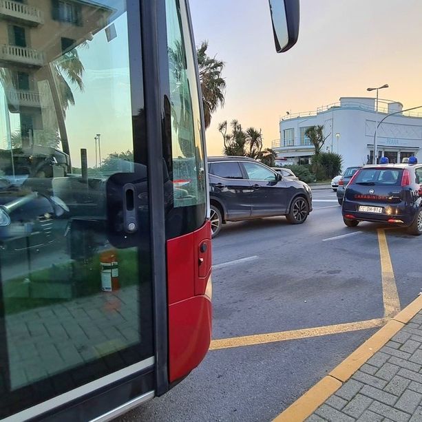 Albissola, paura sull'autobus: giovane accoltellato, codice rosso al San Paolo