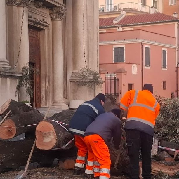 Forte vento nel savonese, notte di grande lavoro per i vigili del fuoco