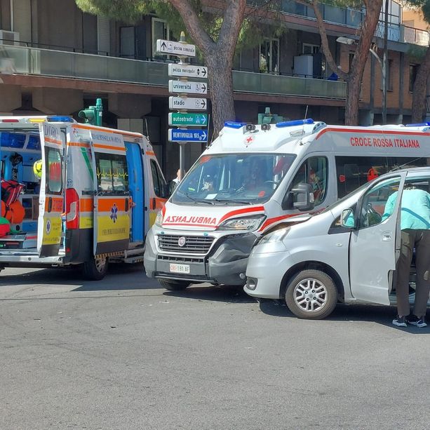 Savona, scontro tra ambulanza e van: soccorsi mobilitati, disagi al traffico (FOTO e VIDEO)