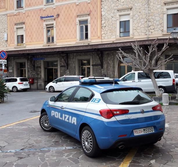 Crea problemi sul treno, aggredisce gli agenti e tenta la fuga: 31enne straniero arrestato ad Alassio