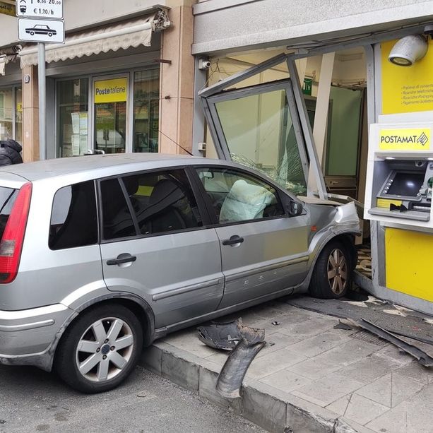 Paura a Borgio Verezzi, auto sfonda la vetrata dell'ufficio postale (FOTO)