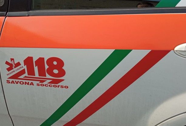 Tragedia a Loano: donna stroncata da un malore in mare, vano ogni tentativo di rianimazione