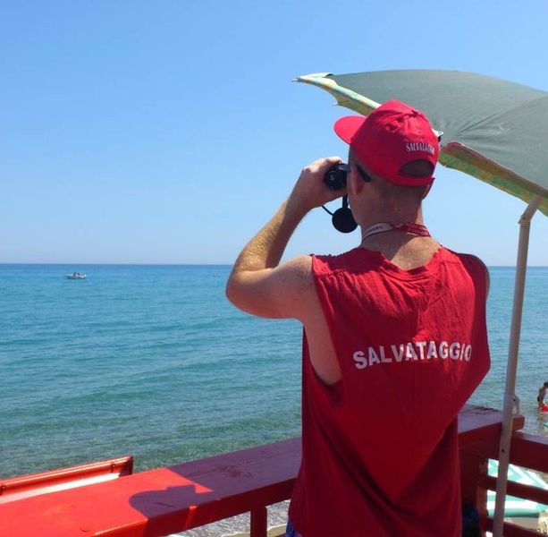 Tragedia ad Albissola, anziana accusa un malore e muore in spiaggia