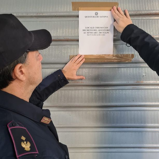 Trovato con cocaina e mille euro, 70enne arrestato in un bar a Savona