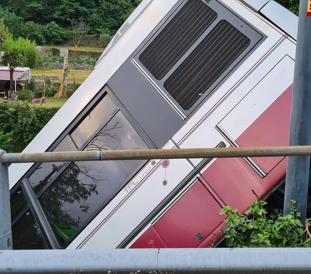Savona, autobus precipita nel fiume: soccorsi mobilitati in via Cimavalle (FOTO)