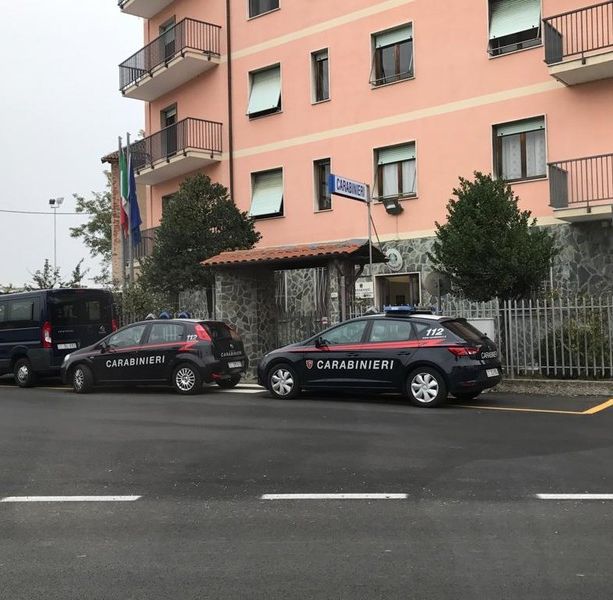 Millesimo, cane lasciato al sole sul terrazzo salvato da carabinieri e vigili del fuoco: denunciato il padrone, era andato al mare