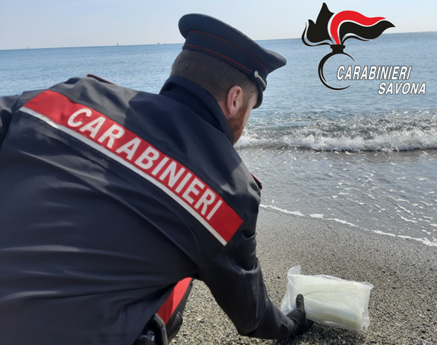 La droga arriva dal mare, i carabinieri recuperano 1 kg di cocaina sulla spiaggia di Albissola