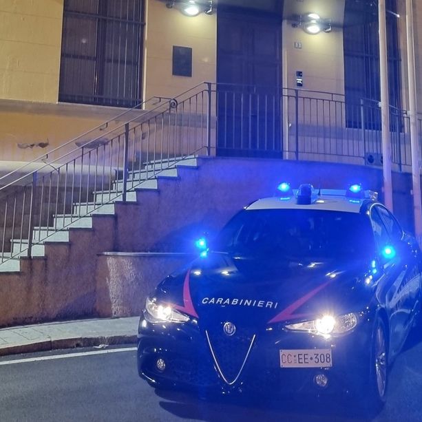 Savona, minaccia di morte l'amica della fidanzata con una pistola scacciacani: giovane denunciato dai carabinieri