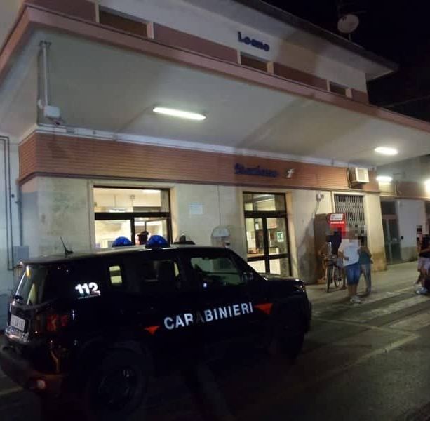 Accoltellamento alla stazione di Loano: l'aggressore era fuggito in treno, arrestato in Piemonte