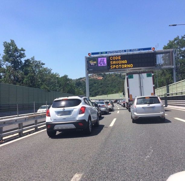 Viabilità in tilt sull'Autostrada dei Fiori, code e rallentamenti in entrambe le direzioni