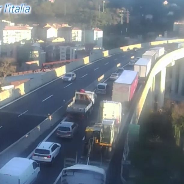 Scontro camion-auto sulla A10: traffico in tilt tra Savona e Albisola