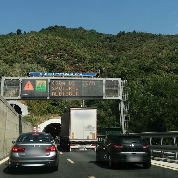 Traffico in tilt sulla A10: code tra Spotorno e Albisola e tra Varazze e Savona (FOTO)