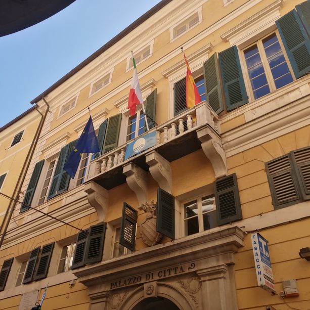 Si scalda la corsa elettorale a Finale. Il Pd rivendica il suo ruolo al fianco di Guzzi, il centrodestra si divide