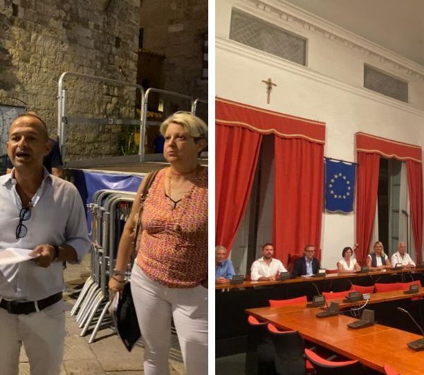 Albenga, sui profughi il Consiglio comunale si spacca: minoranza in piazza, maggioranza in sala consiliare (FOTO)