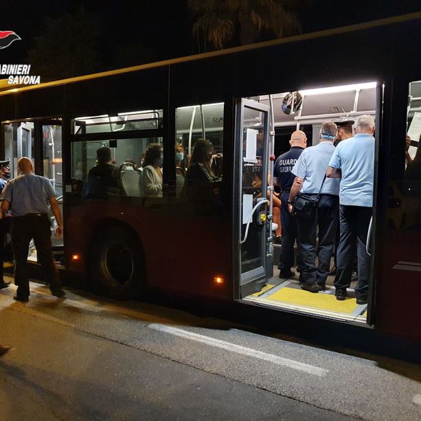 Alassio, controlli dei carabinieri sui bus del trasporto pubblico: multati passeggeri senza mascherina (FOTO)