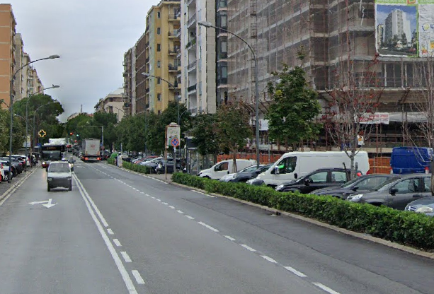 Savona, aggredita a calci e sputi in corso Tardy e Benech, interviene una passante che l'aiuta