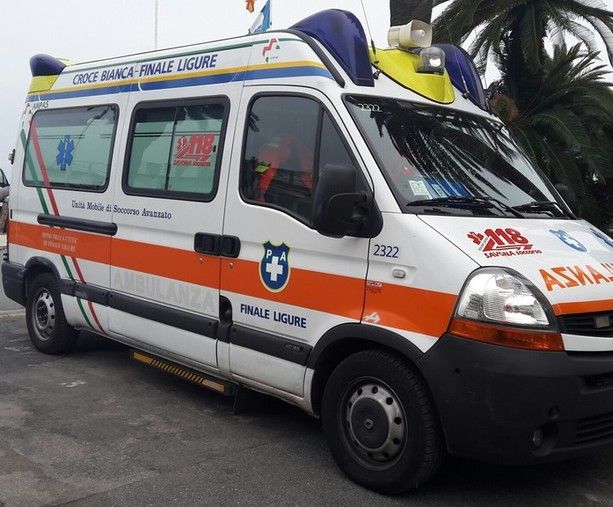 Accusa un malore in mare: turista soccorso a Finale Ligure