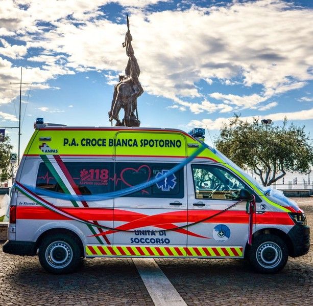 Finisce a terra con la moto, incidente tra Vezzi Portio e Voze: codice rosso al Santa Corona