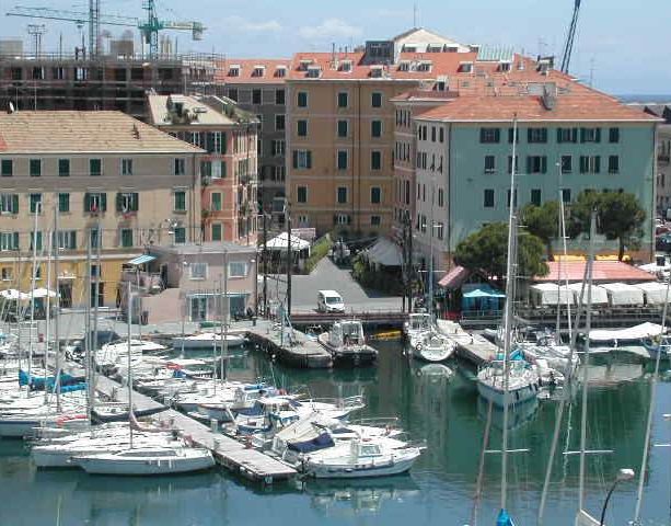 Savona, danneggiate 10 auto nel parcheggio della Darsena: la rabbia di commercianti e residenti