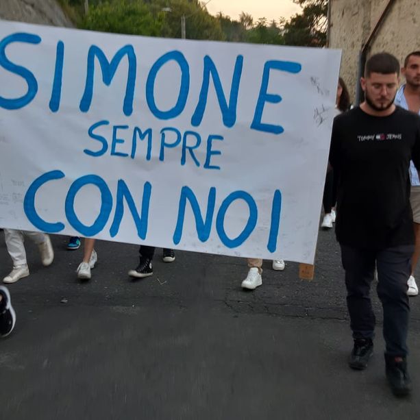 &quot;Sempre con noi&quot;, in 300 alla fiaccolata per ricordare Simone Ziporri