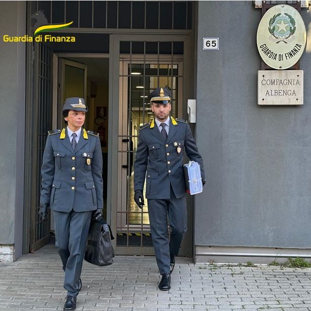 Blitz della Finanza, scoperti 20 lavoratori irregolari in un supermercato di Albenga