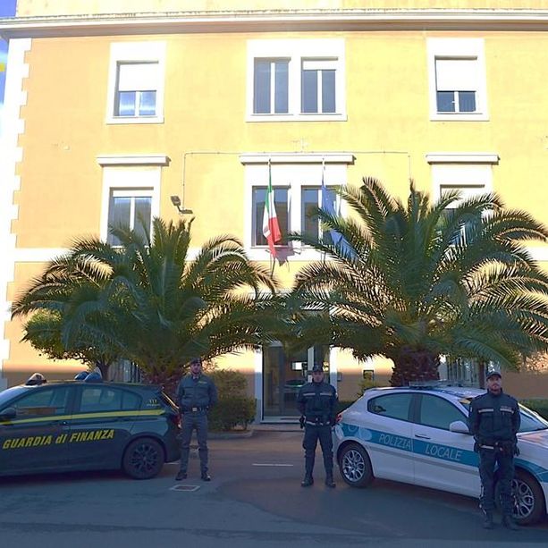 Prodotti non conformi alla marcatura CE, blitz di Finanza e polizia locale a Savona: sequestrati profumi, cosmetici e giocattoli