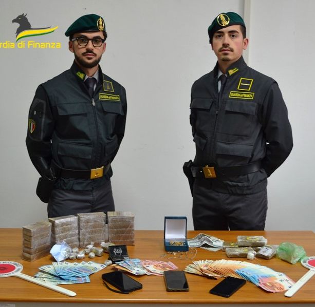 Nascondevano hashish e cocaina in un negozio di ortofrutta, due arresti