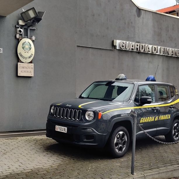 Albenga, la Finanza scopre una vasta truffa online per la vendita di auto usate