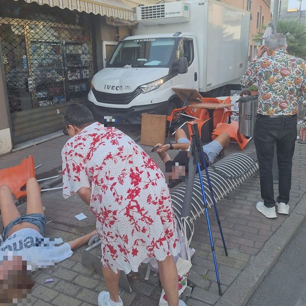 Furgone travolge dehor a Loano, la testimonianza: &quot;Poteva essere una tragedia&quot;