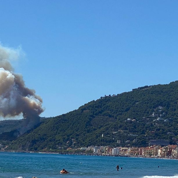 L'incubo incendi scuote ancora il ponente savonese: fiamme sulle alture di Laigueglia (FOTO e VIDEO)