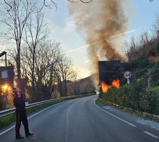 Incendio a Villanova, la statale 453 chiusa al traffico in entrambi i sensi di marcia
