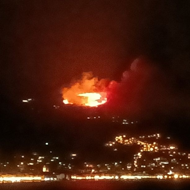 Tornano a bruciare i boschi di Alassio: alcune case evacuate, operazioni di spegnimento in corso