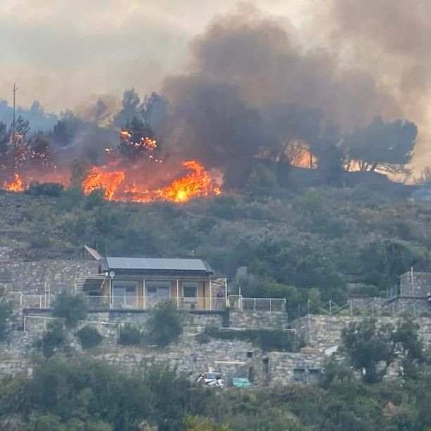 Alassio: terzo incendio boschivo in pochi giorni, evacuata la scuola dell'infanzia di Solva