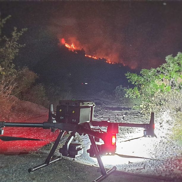 Arnasco, sotto controllo ma sempre attivo l'incendio boschivo: in arrivo il canadair