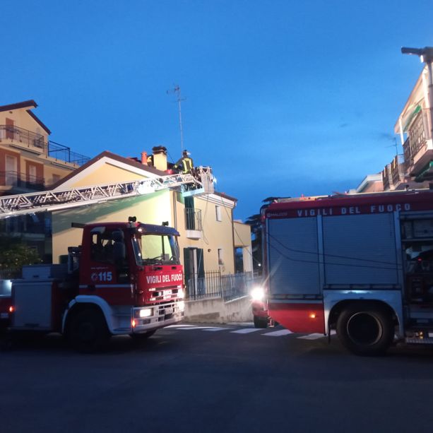 Loano, incendio canna fumaria in via Giovanni Pascoli: vigili del fuoco mobilitati (FOTO)