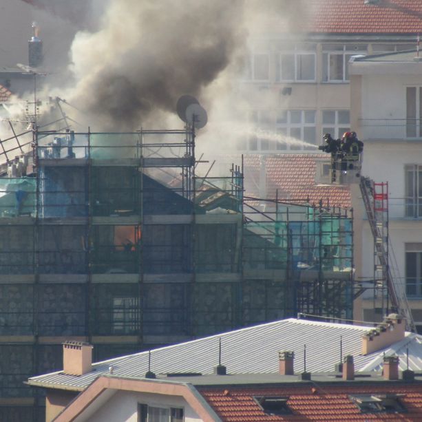 Savona, incendio tetto in via Bartoli: vigili del fuoco mobilitati (FOTO e VIDEO)