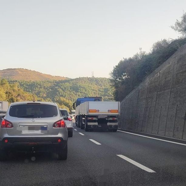 A10, tamponamento auto-pullman tra Spotorno e Savona: traffico in tilt