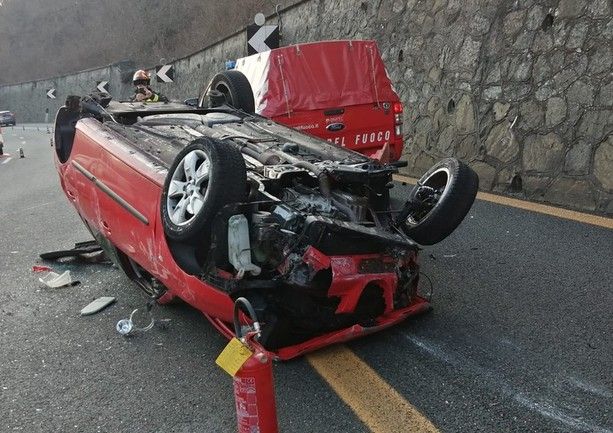 Auto con quattro persone a bordo si cappotta sulla A6 all'altezza di Roccavignale