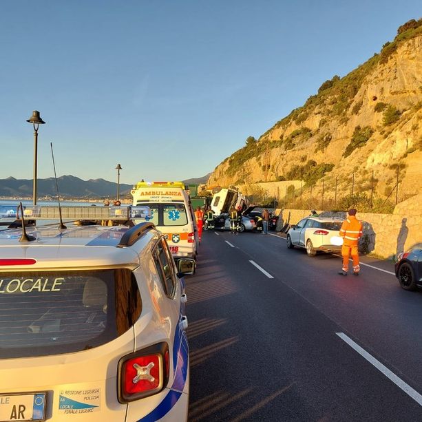 Incidente tra Finale e Borgio, soccorsi mobilitati: Aurelia chiusa