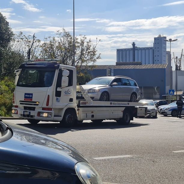 Scontro tra due auto a Savona: un ferito lieve al San Paolo, disagi alla viabilità
