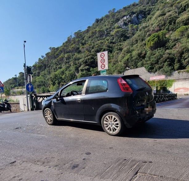 Scontro tra auto e moto a Finale Ligure: donna in codice rosso al Santa Corona