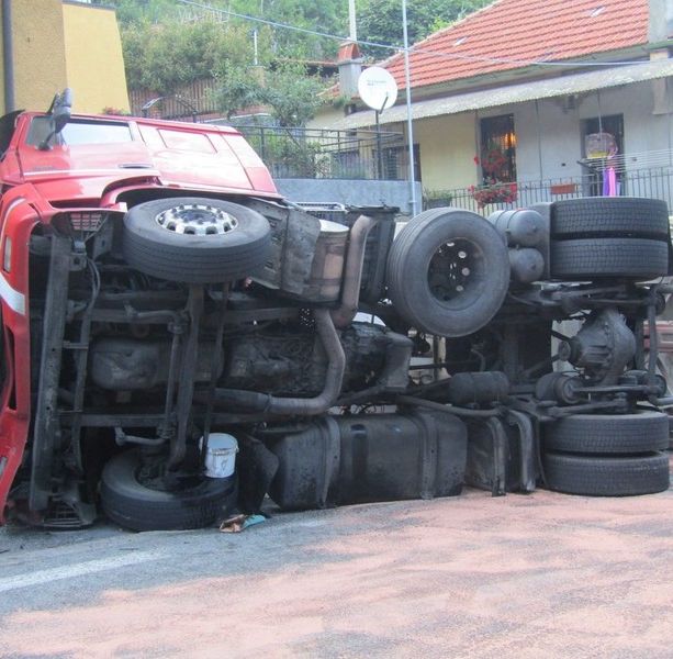 Camion si ribalta lungo la provinciale del Cadibona: strada riaperta (FOTO e VIDEO)